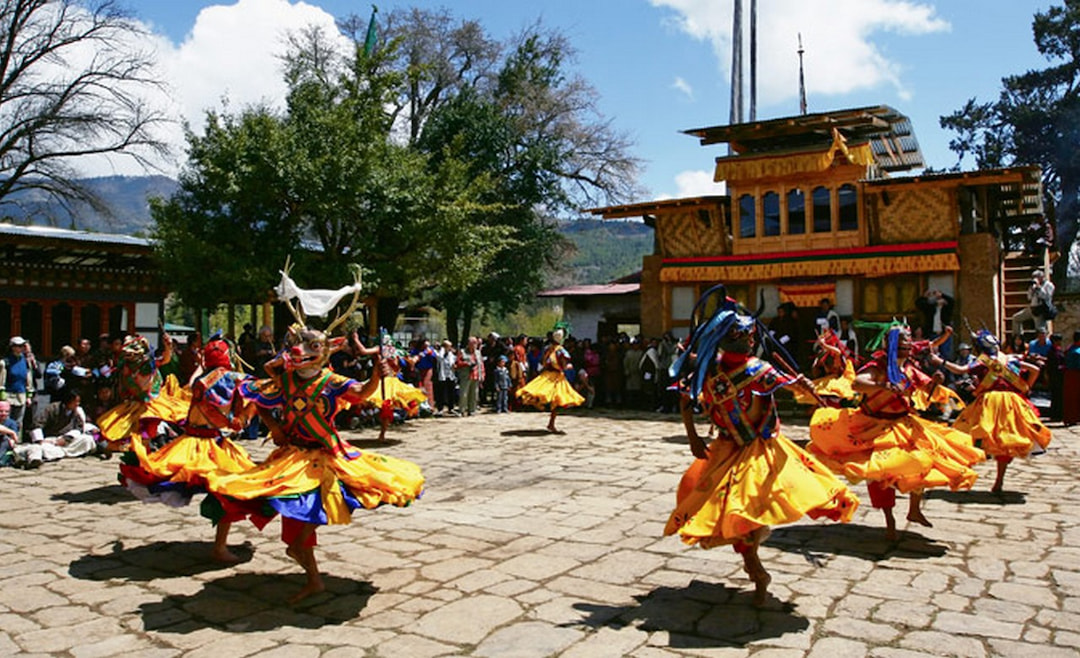 Enjoy a live performance of Khuju Luyang