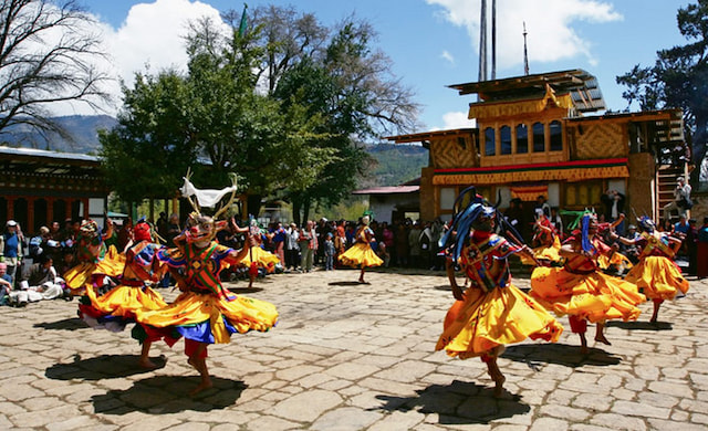 Enjoy a live performance of Khuju Luyang