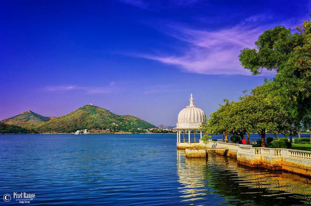 Enjoy boating at Fateh Sagar Lake in Udaipur