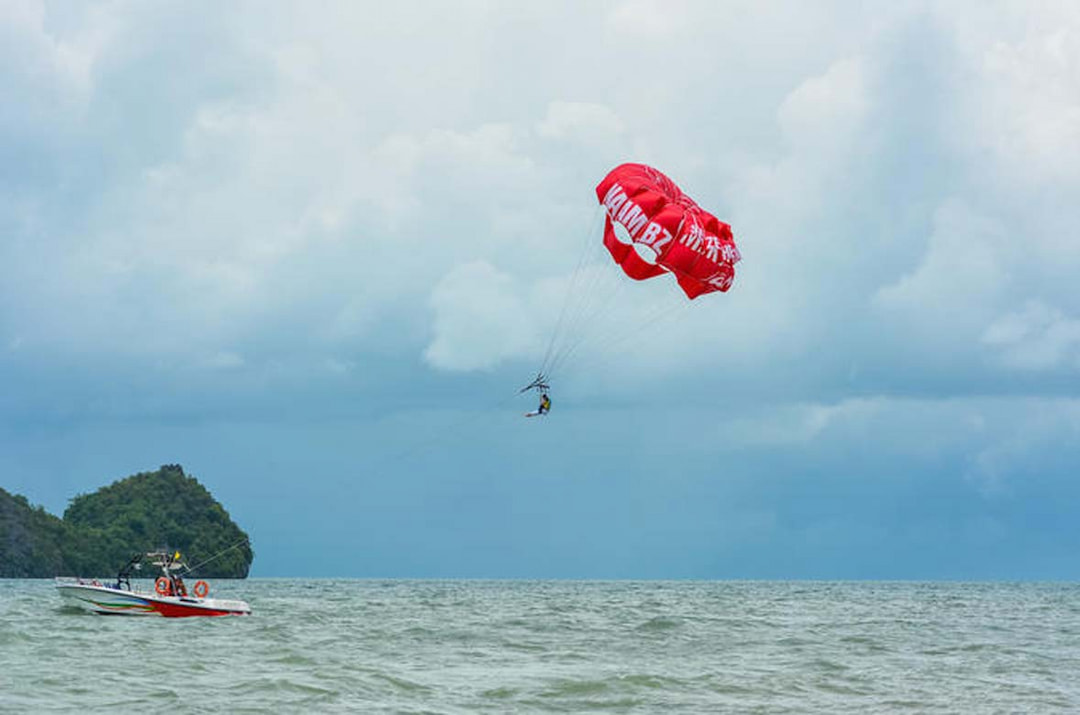 Experience Parasailing